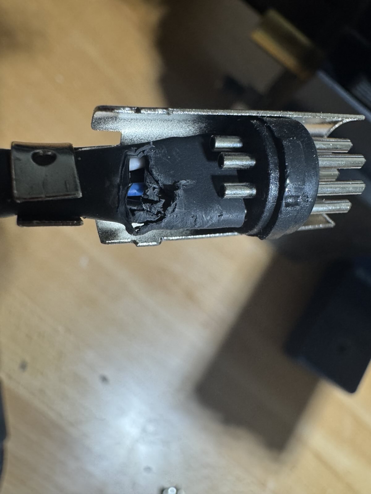 DISP three wires connected to three DIN connector pins