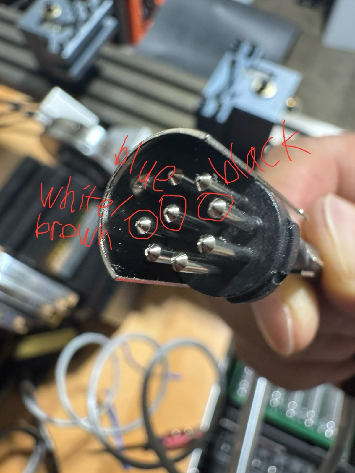 DISP wire colors mapped to DIN connector pins