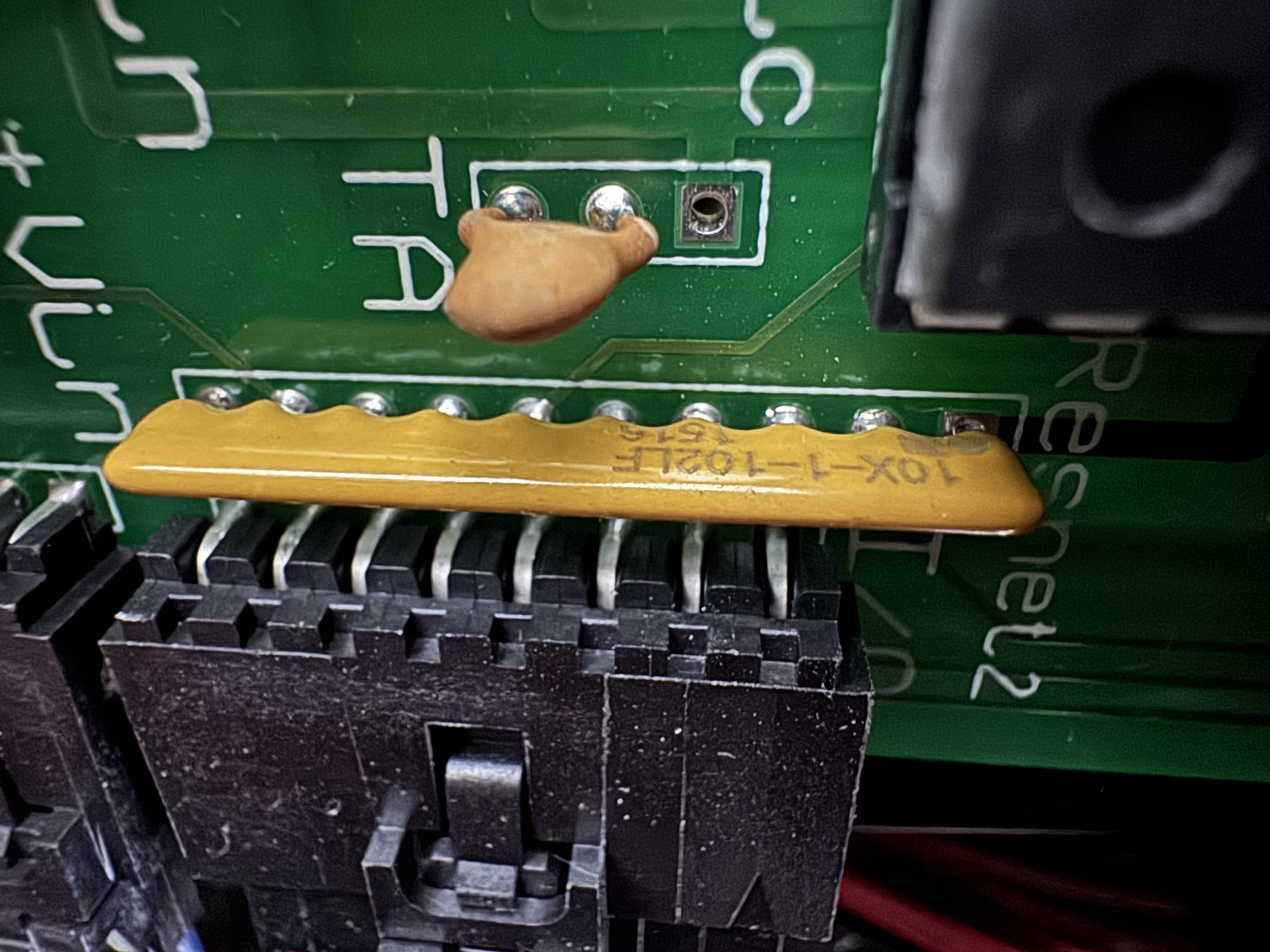 Resistor network component that connects to all of the I/O port pins